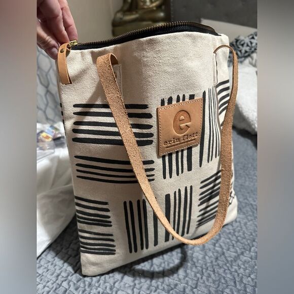 Erin Flett Worn Black Brush Mod Tote – Handcrafted Artistry - Picture 17 of 17